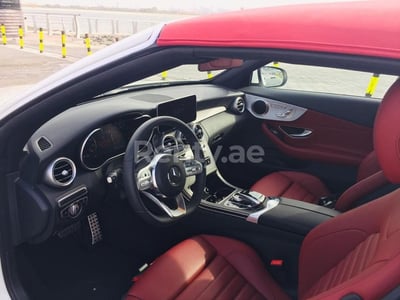 أبيض Mercedes C Class للإيجار في أبو ظبي 0