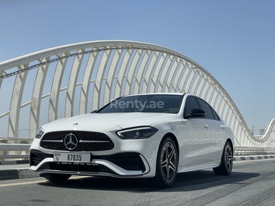 Blanco Mercedes C Class en alquiler en Sharjah 0