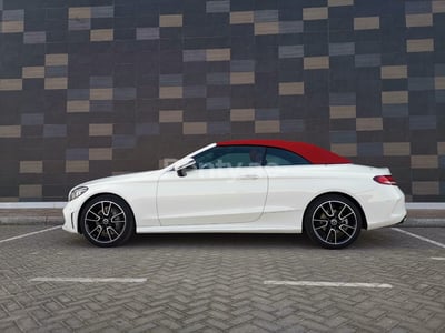 أبيض Mercedes C200 Convertible للإيجار في دبي 0