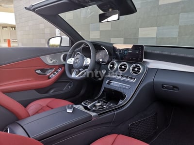 Blanco Mercedes C200 Convertible en alquiler en Dubai 1