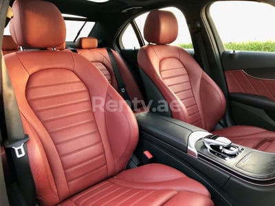 أبيض Mercedes C200 للإيجار في أبو ظبي 0