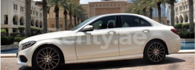 Blanco Mercedes C200 en alquiler en Abu-Dhabi 1