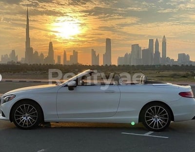 Blanco Mercedes C300 Class en alquiler en Dubai 0