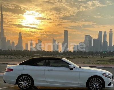 Blanc Mercedes C300 Class en location à Abu-Dhabi 1