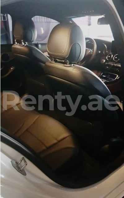 Weiß Mercedes C300 zur Miete in Sharjah 1