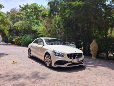 Weiß Mercedes CLA zur Miete in Sharjah 0