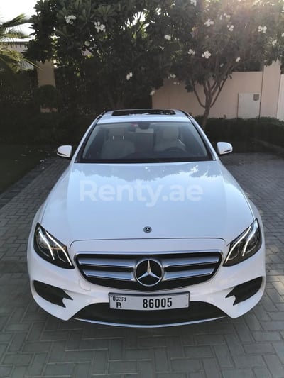 Weiß Mercedes E Class zur Miete in Abu-Dhabi 0