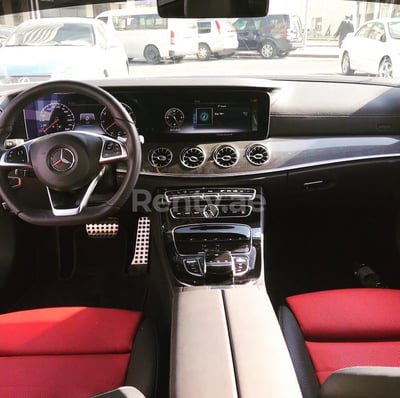 أبيض Mercedes E300 للإيجار في أبو ظبي 0