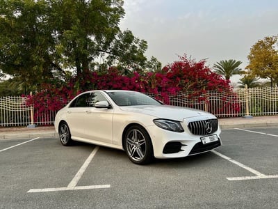 أبيض Mercedes E300 للإيجار في دبي 0