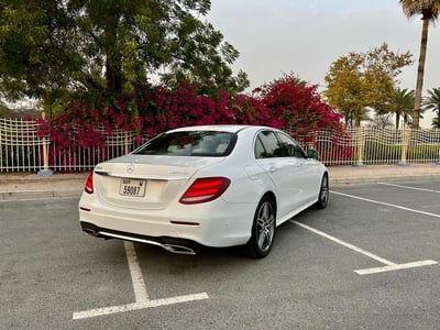 Weiß Mercedes E300 zur Miete in Dubai 1