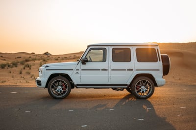 أبيض Mercedes G63 AMG للإيجار في دبي 1