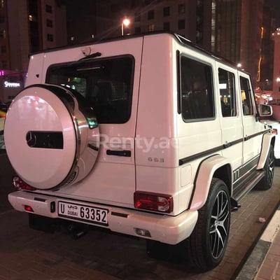 Blanc Mercedes G class G63 en location à Sharjah 1