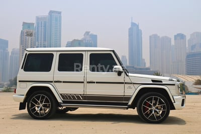 Blanc Mercedes G class en location à Abu-Dhabi 0