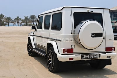 Blanc Mercedes G class en location à Abu-Dhabi 1