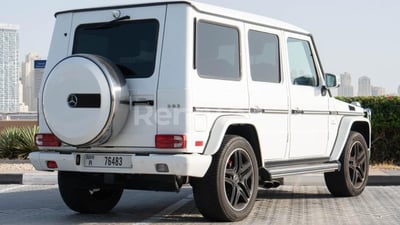 Blanc Mercedes G63 class en location à Sharjah 1