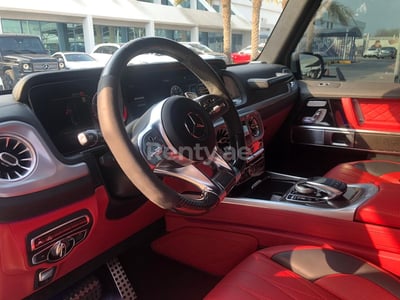 Blanc Mercedes G63 en location à Dubai 0