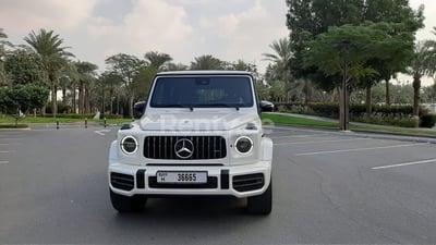 在阿布扎比租赁白色 Mercedes G 63 Night Packge 0