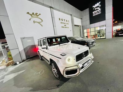 Blanc Mercedes G class en location à Abu-Dhabi 1