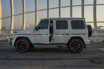 أبيض Mercedes G63 AMG للإيجار في الشارقة 1