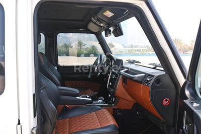 أبيض Mercedes G63 للإيجار في أبو ظبي 1