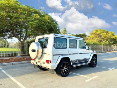 أبيض Mercedes G63 للإيجار في دبي 1