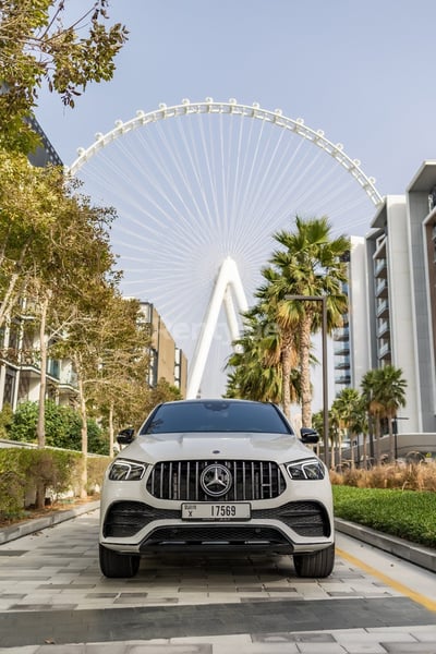 Bianca Mercedes GLE 53 Coupe in affitto a Dubai 1