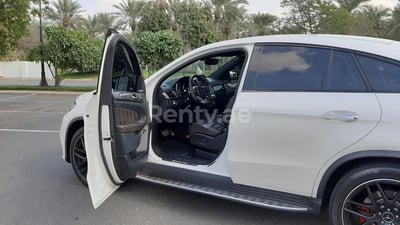 Blanc Mercedes GLE 63 S en location à Abu-Dhabi 0