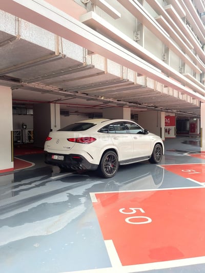 Blanc Mercedes GLE63 en location à Sharjah 0