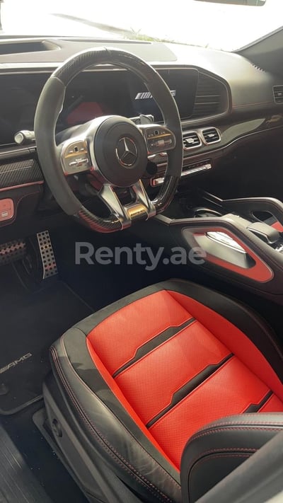 Blanco Mercedes GLE63 en alquiler en Sharjah 1