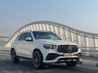 Blanc Mercedes GLE en location à Abu-Dhabi 0