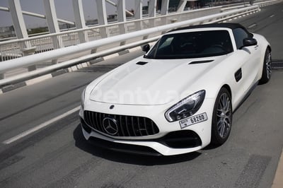 أبيض Mercedes GT CONVERTIBLE للإيجار في أبو ظبي 0