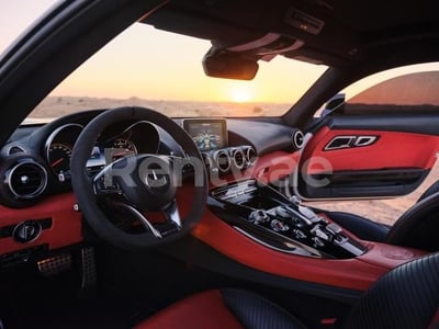 أبيض Mercedes GTS للإيجار في أبو ظبي 1