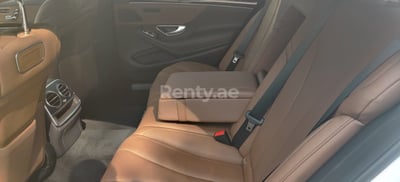 أبيض Mercedes S Class للإيجار في أبو ظبي 0