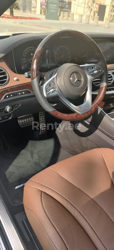 Blanc Mercedes S Class en location à Abu-Dhabi 1