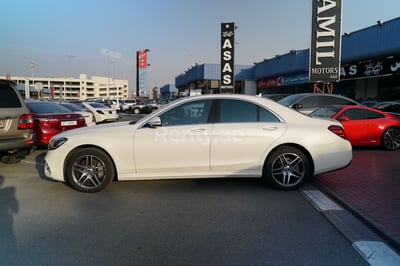 Weiß Mercedes S Class zur Miete in Abu-Dhabi 0