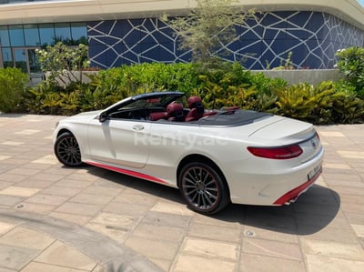 Blanco Mercedes S Class cabrio en alquiler en Abu-Dhabi 1