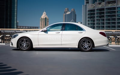 Blanco Mercedes S500 en alquiler en Sharjah 0