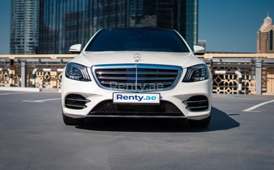 أبيض Mercedes S500 للإيجار في دبي 1