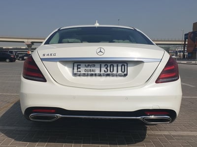 Weiß Mercedes S Class zur Miete in Abu-Dhabi 0