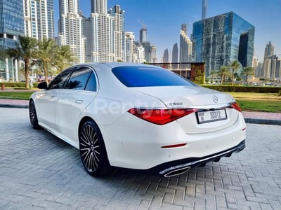 Blanc Mercedes S500 Class en location à Abu-Dhabi 1