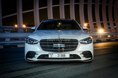 Weiß Mercedes S Class zur Miete in Abu-Dhabi 0