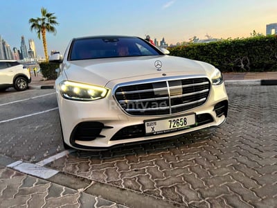 Blanc Mercedes S500 Class en location à Sharjah 0