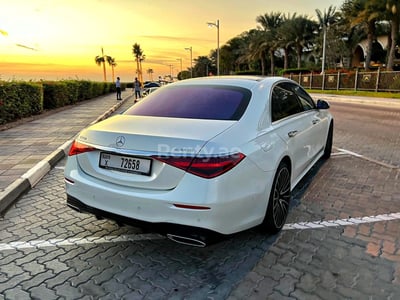 Blanc Mercedes S500 Class en location à Sharjah 1