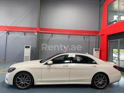 أبيض Mercedes S Class للإيجار في أبو ظبي 0