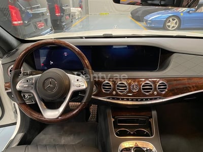 Blanco Mercedes S Class en alquiler en Sharjah 1