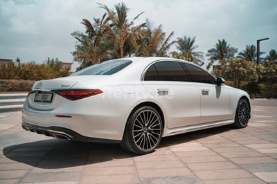 Blanco Mercedes S500 W223 en alquiler en Dubai 0