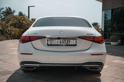 Bianca Mercedes S500 W223 in affitto a Abu-Dhabi 1