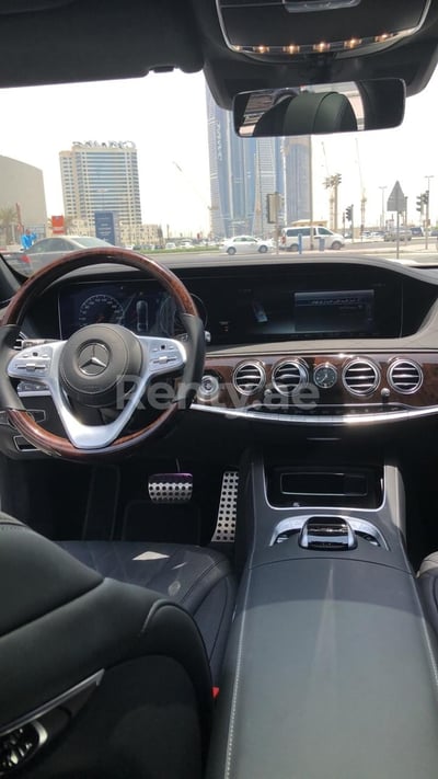 Weiß Mercedes S560 zur Miete in Abu-Dhabi 0