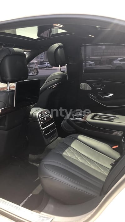 Blanco Mercedes S560 en alquiler en Sharjah 1