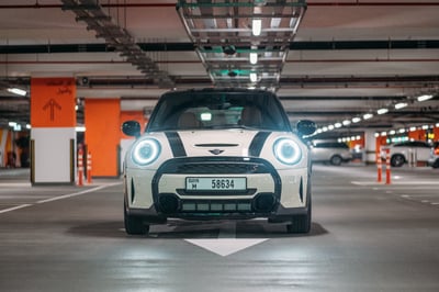 Blanco Mini Cooper S  2 doors en alquiler en Dubai 0